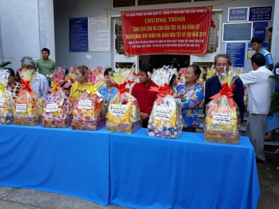 Giving gifts for Lunar New Year to An Nong and Nhon Hung commune (Tinh Bien - An Giang)