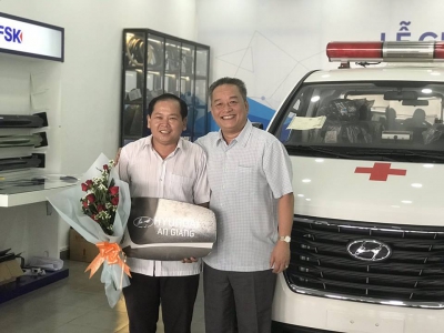 Tặng xe cứu thương đến bếp từ thiện ở huyện Giồng Riềng, Kiên Giang