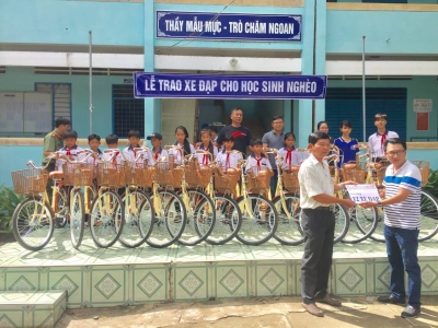 Giving gifts to poor students in Vinh Binh secondary school (Chau Thanh - An Giang)