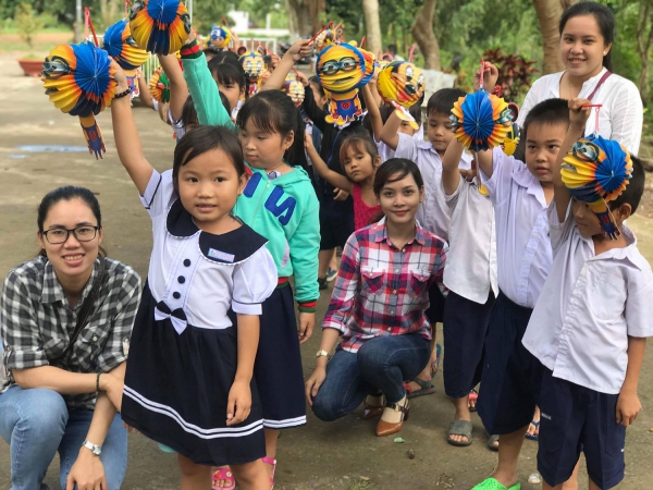 Giving a gift for Mid-Autumn Festival 2018 at Hoa Binh Thanh High School (Chau Thanh - An Giang)